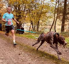 1 personne pratique le canicross avec son chien.